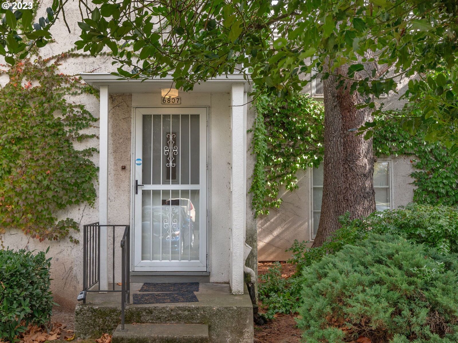 Property Photo:  6807 NE Broadway  OR 97213 