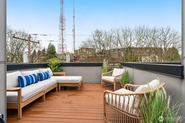 Property Photo:  1638  20th Avenue B  WA 98122 