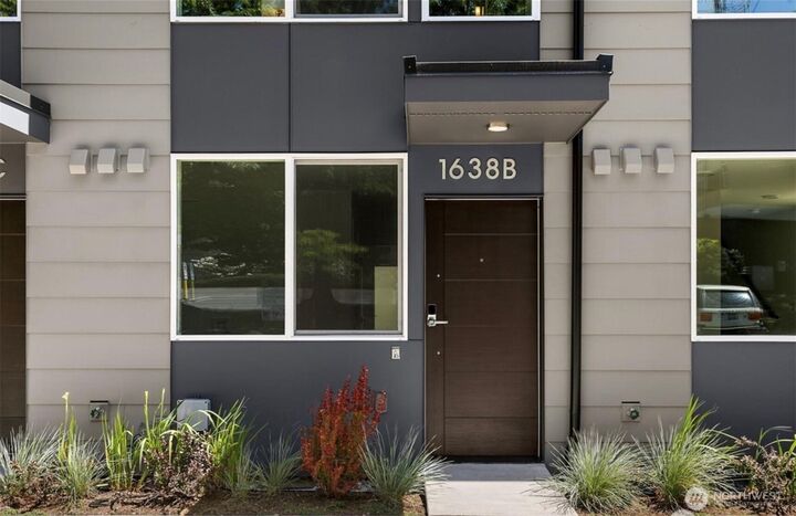 Property Photo:  1638  20th Avenue B  WA 98122 