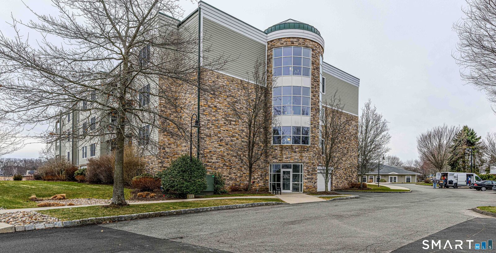 Property Photo:  60 Maple Street Apt 17  CT 06405 