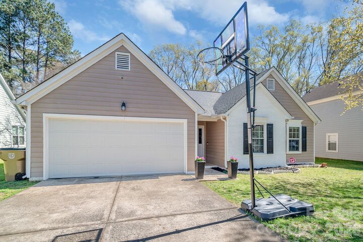 Property Photo: 3310 Brooktree Lane NC 28079