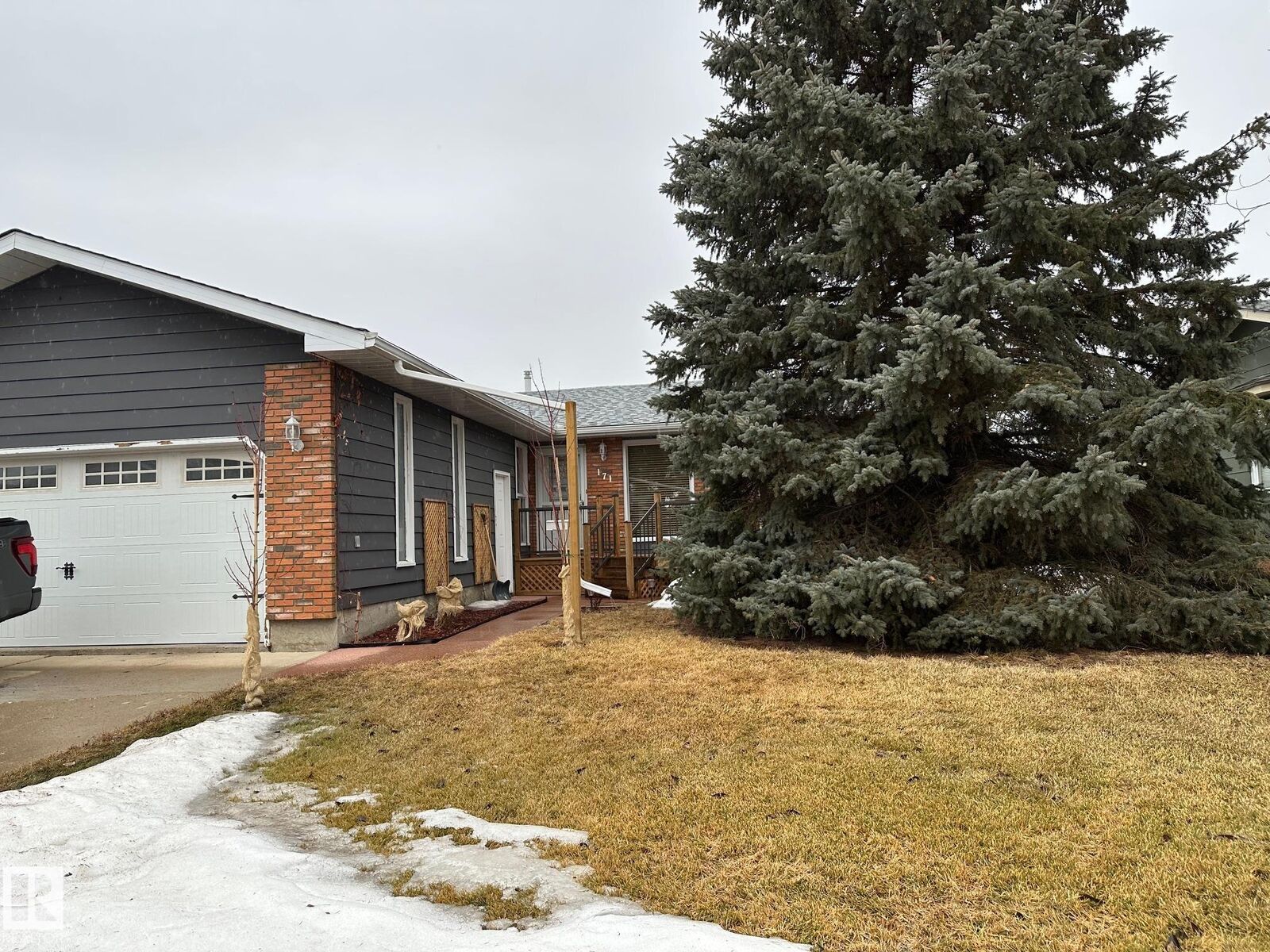 Property Photo:  171 Willow Drive  AB T9A 2V3 
