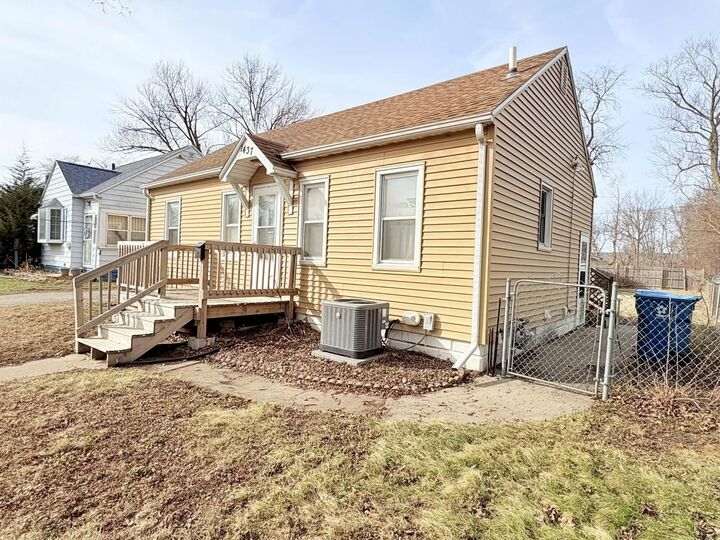 Property Photo:  1437 Vine Street  IA 50703 