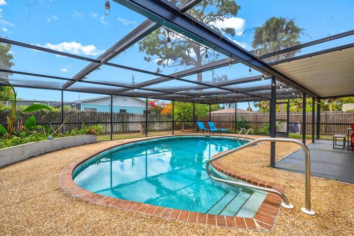 Property Photo:  3310 Siesta Drive  FL 34293 