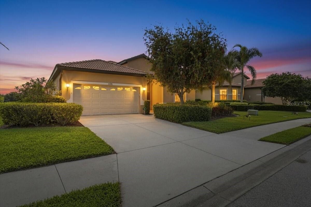 Property Photo: 8205 Stirling Falls Circle FL 34243