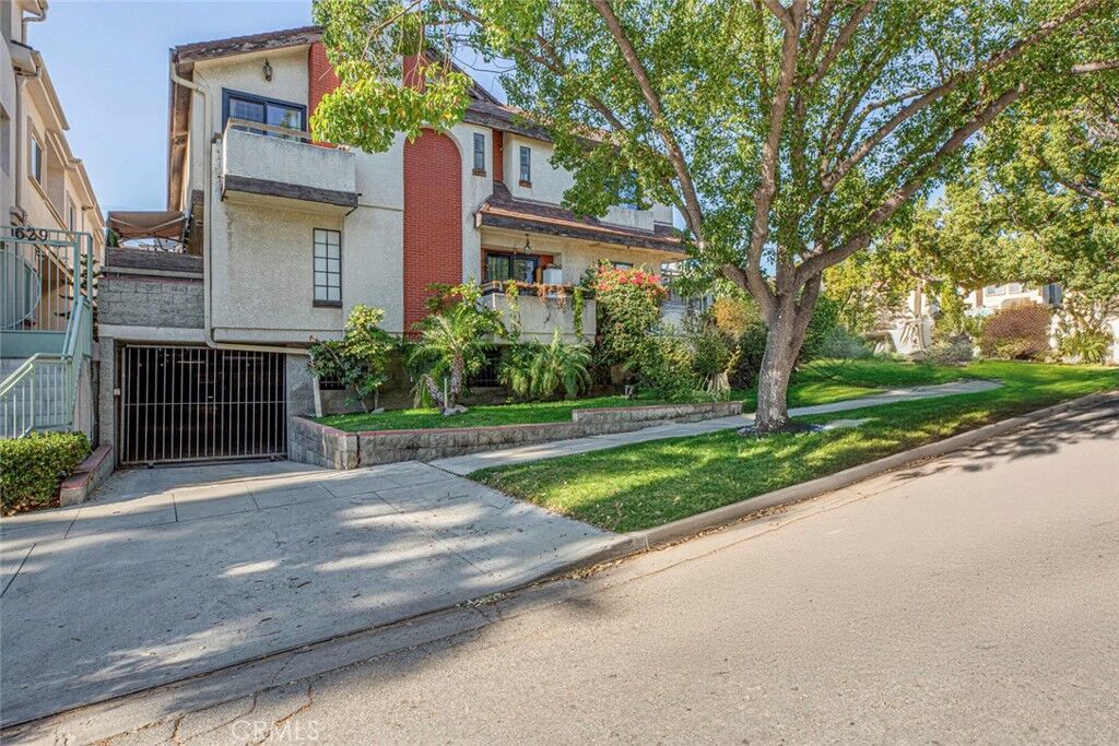 Property Photo: 635 E Angeleno D CA 91501