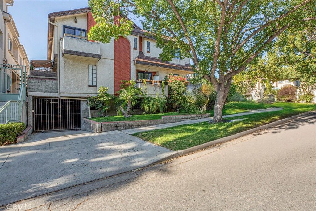 Property Photo: 635 E Angeleno D CA 91501