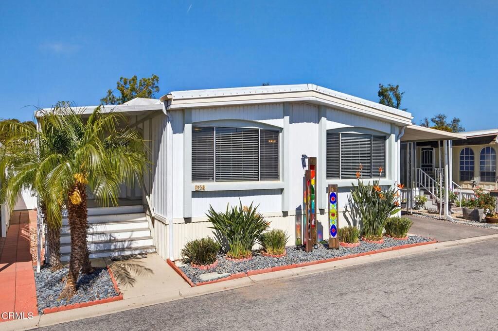 Property Photo: 98 Begonia Place 98 CA 93004