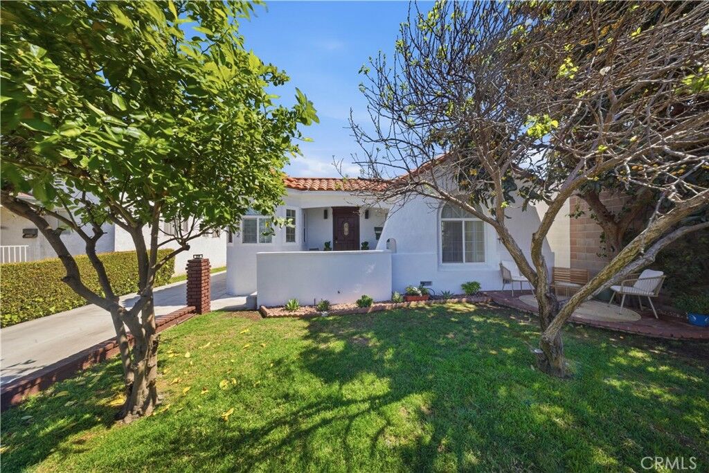 Property Photo:  1572 S Ridgeley  CA 90019 