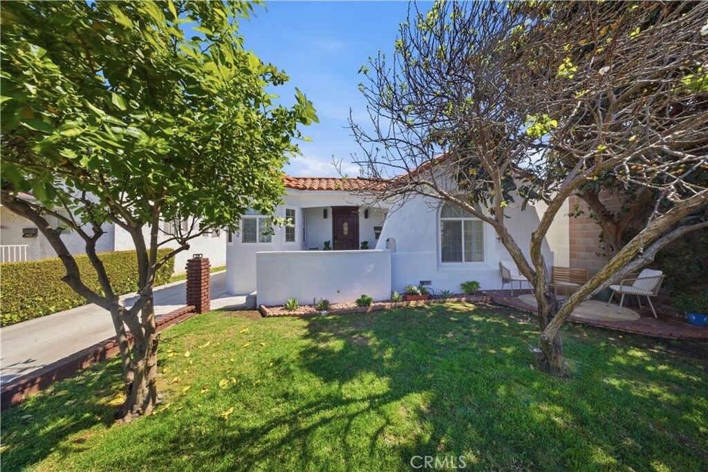 Property Photo: 1572 S Ridgeley CA 90019