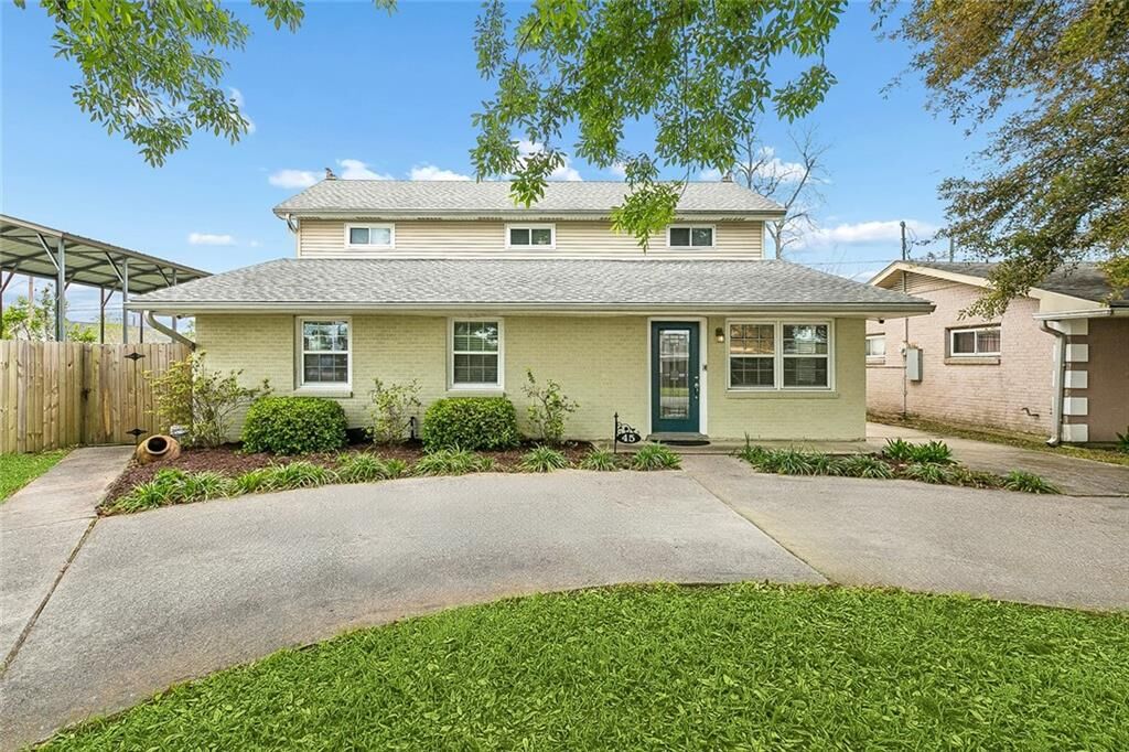 Property Photo:  45 E Chalmette Circle  LA 70043 