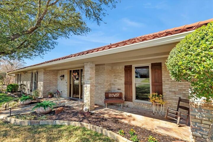 Property Photo: 1111 Berkshire Court TX 76262