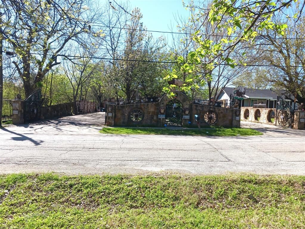 Property Photo: 1408 Altman Drive TX 76011