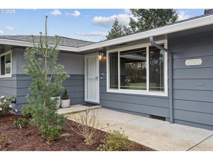 Property Photo:  1025 SE 169th Ave  OR 97233 