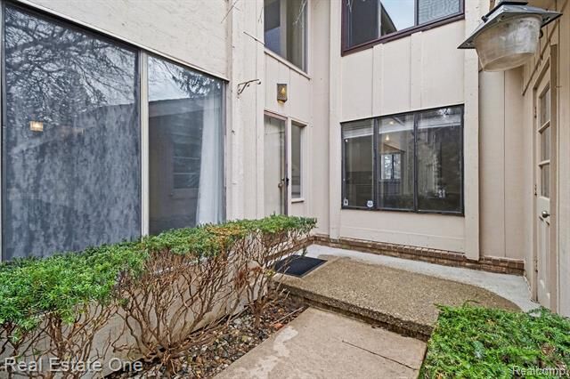 Property Photo:  7329 Creek View Circle  MI 48322 