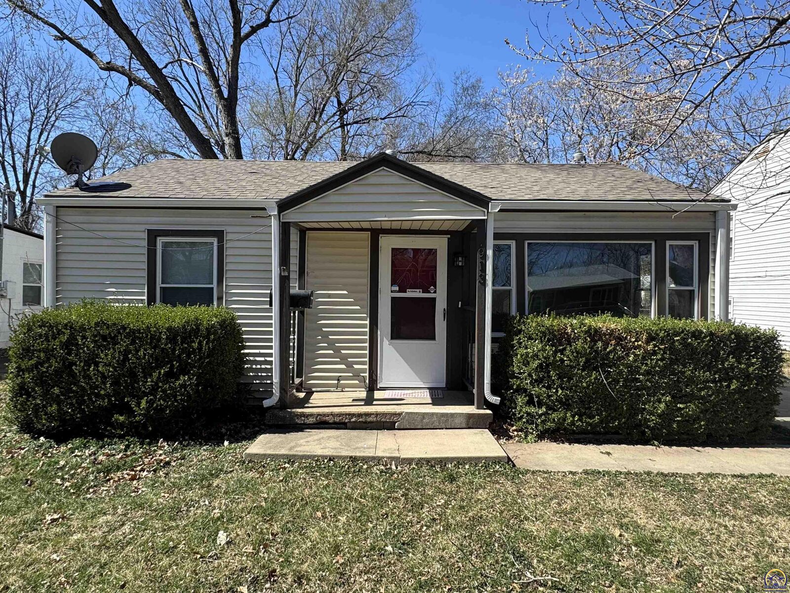Property Photo:  913 SW Watson Ave  KS 66606 