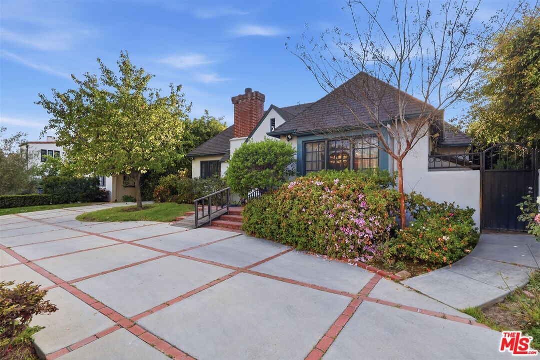 Property Photo:  563 Wilcox Ave  CA 90004 