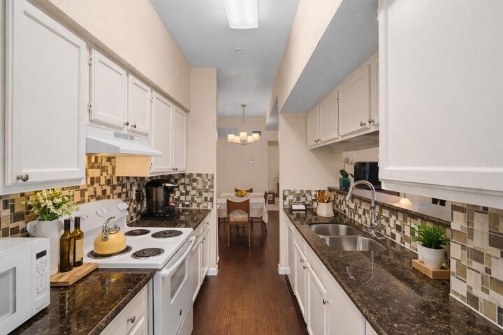 Property Photo:  2425 Augusta Drive 23  TX 77057 