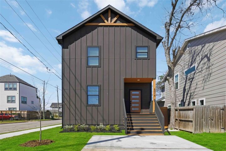 Property Photo:  801 E 32nd 1/2 Street A B  TX 77022 