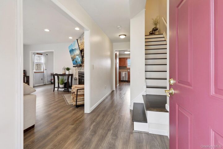 Property Photo:  335 Oak Drive  NY 12553 