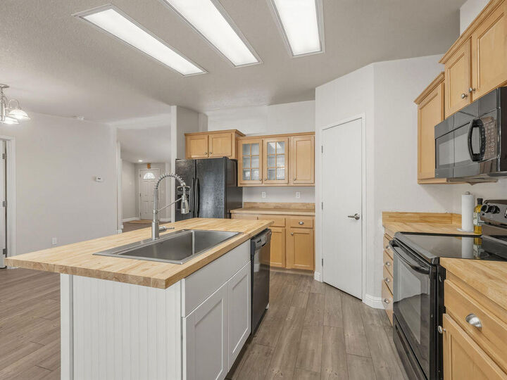 Property Photo:  15531 Green Wing Loop  OR 97627 