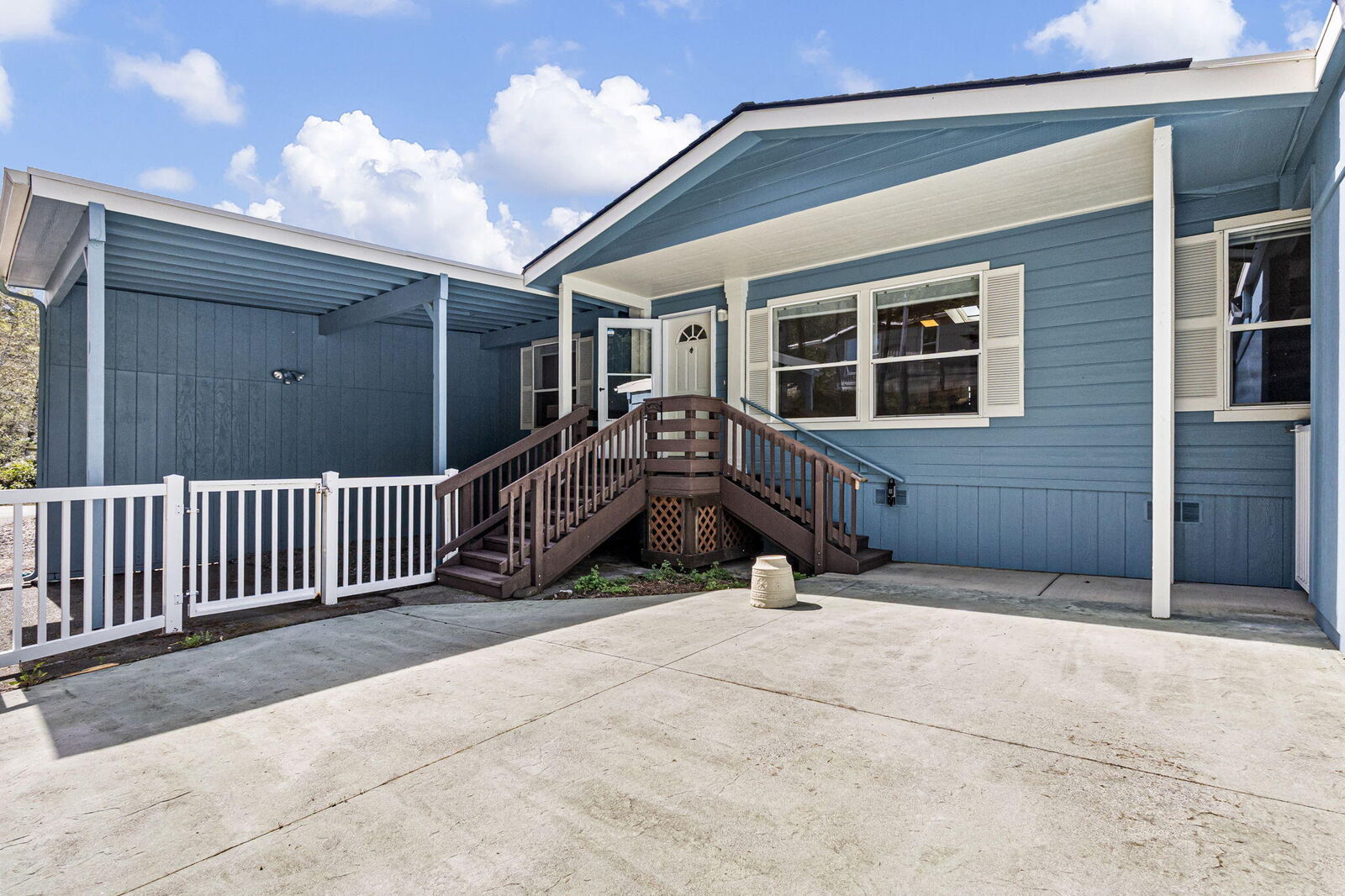 Property Photo: 98041 Hall Way Road 41 OR 97415