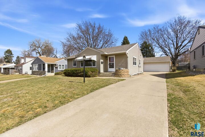 Property Photo:  1108 S Willow Ave  SD 57105 