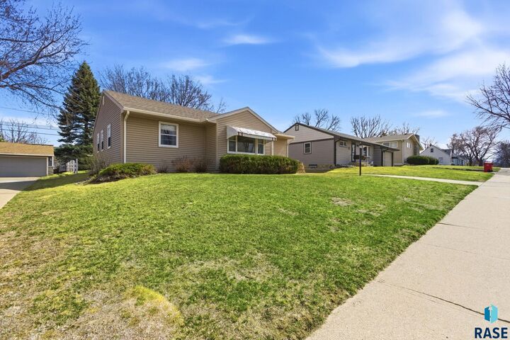 Property Photo: 1108 S Willow Ave SD 57105