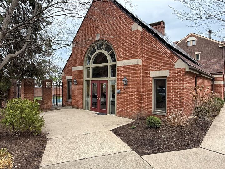 Property Photo: 100 Denniston St 422 PA 15206