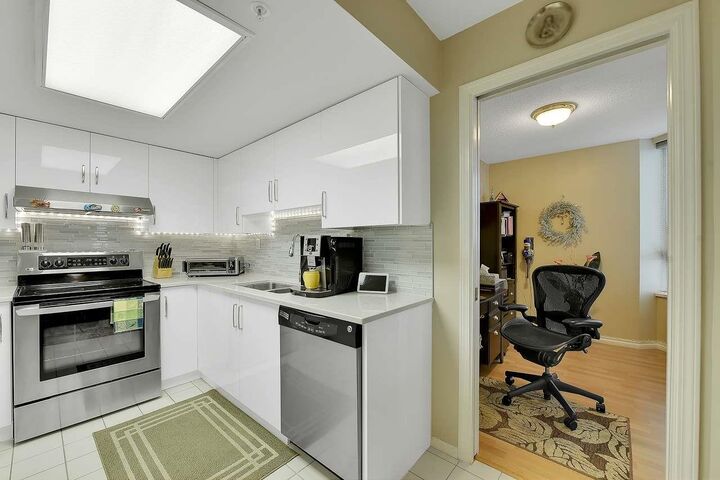 Property Photo: 10082 148 Street 1408 BC V3R 0S3