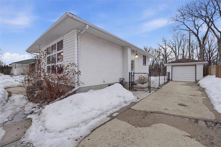 Property Photo:  467 Leighton Avenue  MB R2K 0J8 