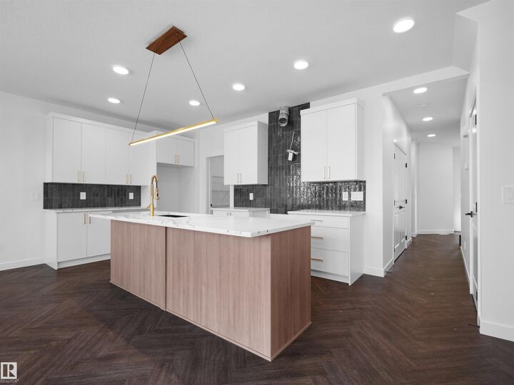 20624 43 Avenue NW — photo 1