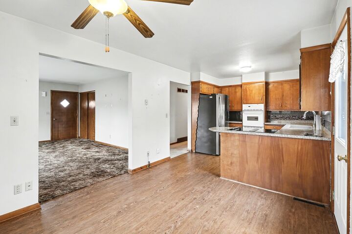 Property Photo:  305 E 2nd Street  IA 50219 