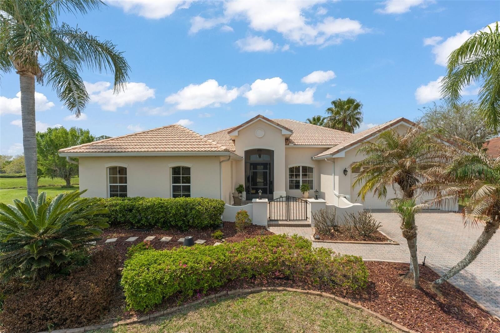 Property Photo:  3410 Oakmont Court  FL 34746 