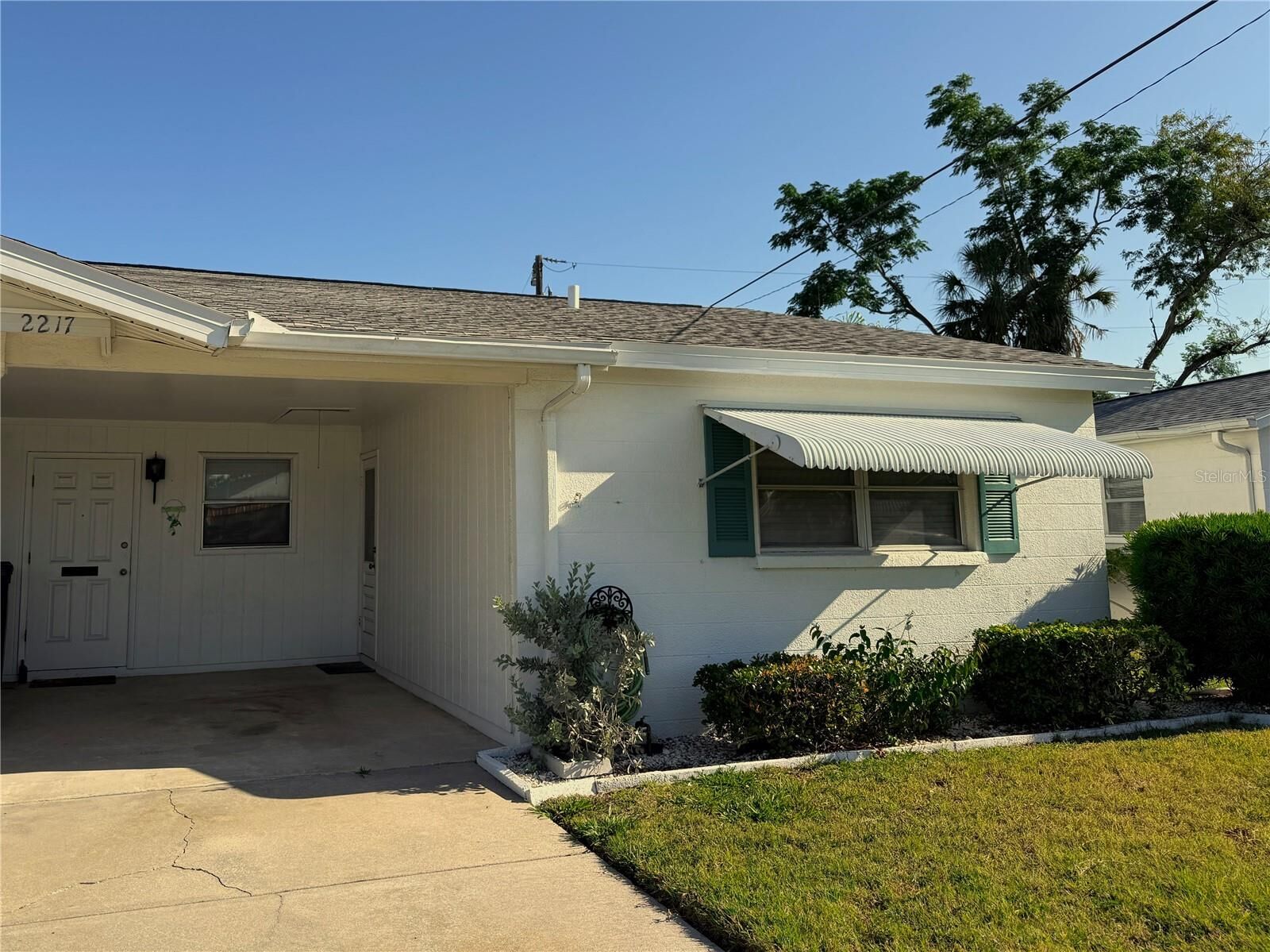 Property Photo: 2217 Hopkins Drive W FL 34207