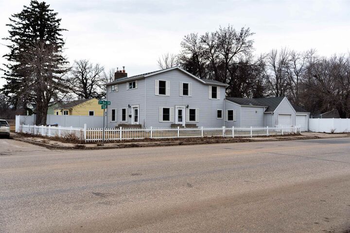 Property Photo:  200 SW 11th St  ND 58701 