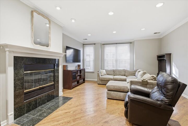 Property Photo: 2140 N Winchester Avenue 10 IL 60614