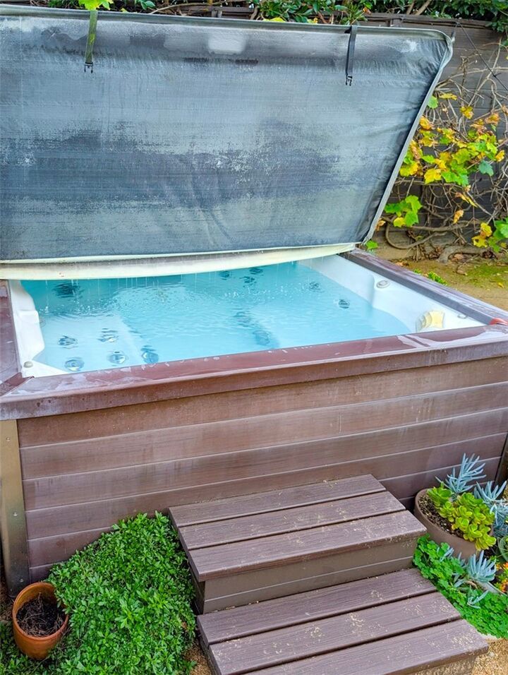 Property Photo:  1113 Amoroso Place  CA 90291 