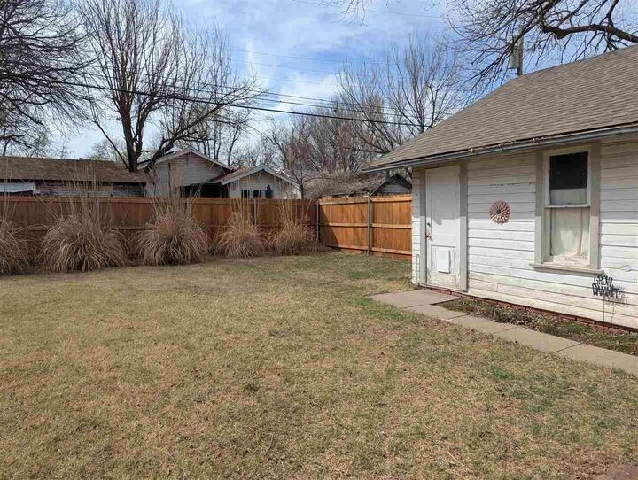 Property Photo:  405 N 6th  OK 74653-2516 