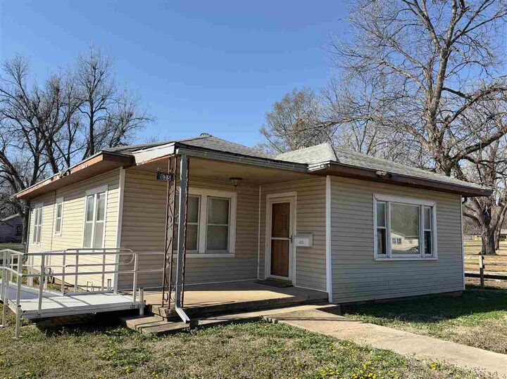 Property Photo:  635 E Bridge Ave  OK 74631 