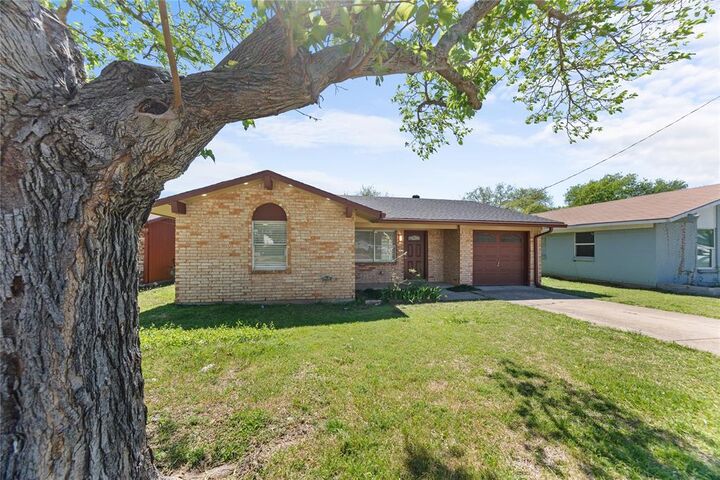 Property Photo:  1821 Armstead Avenue  TX 75051 