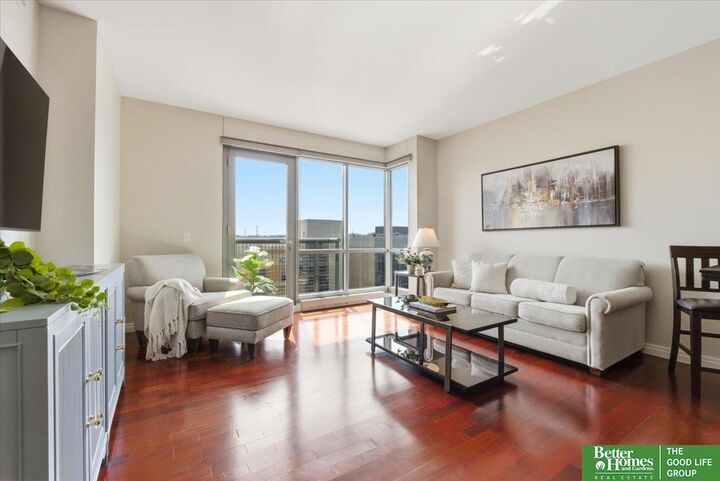 Property Photo:  3200 Farnam Court 3707  NE 68131 