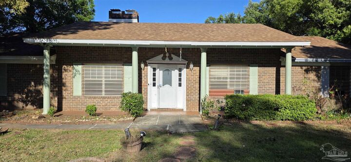 Property Photo: 8246 Chellie Rd FL 32526