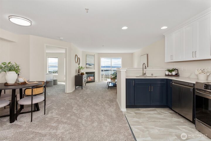 Property Photo: 2522 Rucker Avenue 403 WA 98201