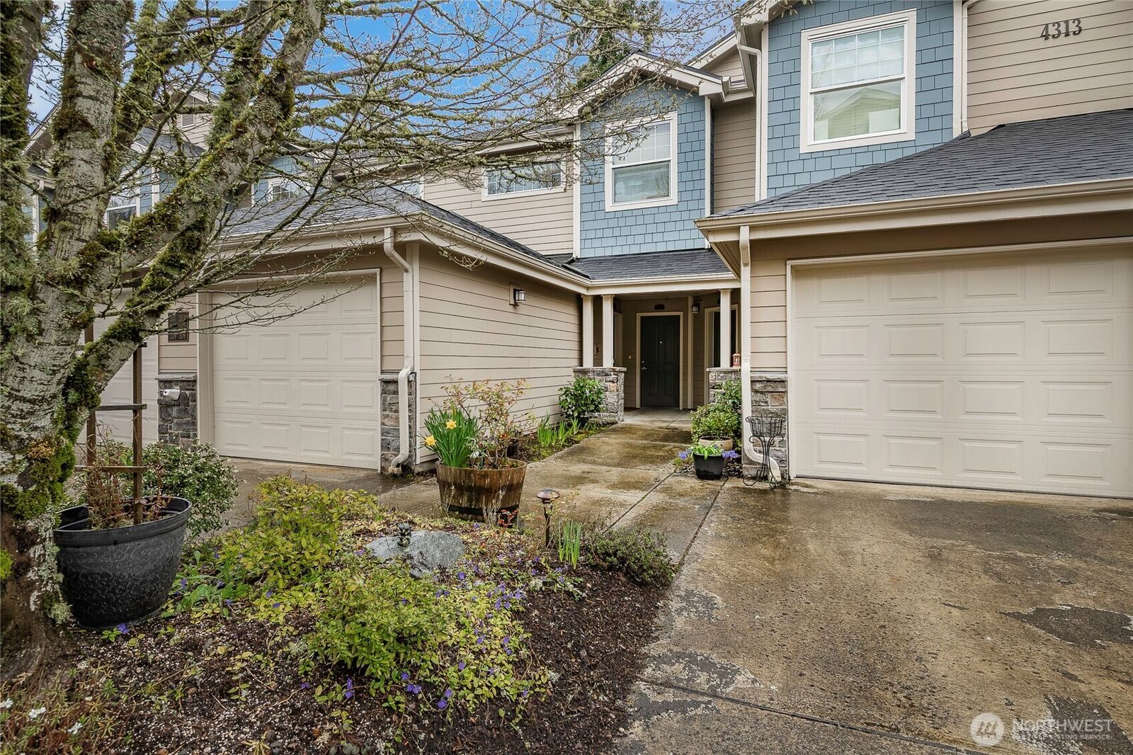 Property Photo: 4313 Issaquah-Pine Lake Road SE 205 WA 98075