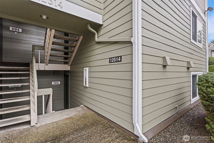 Property Photo: 12514 NE 142nd Lane D-104 WA 98034