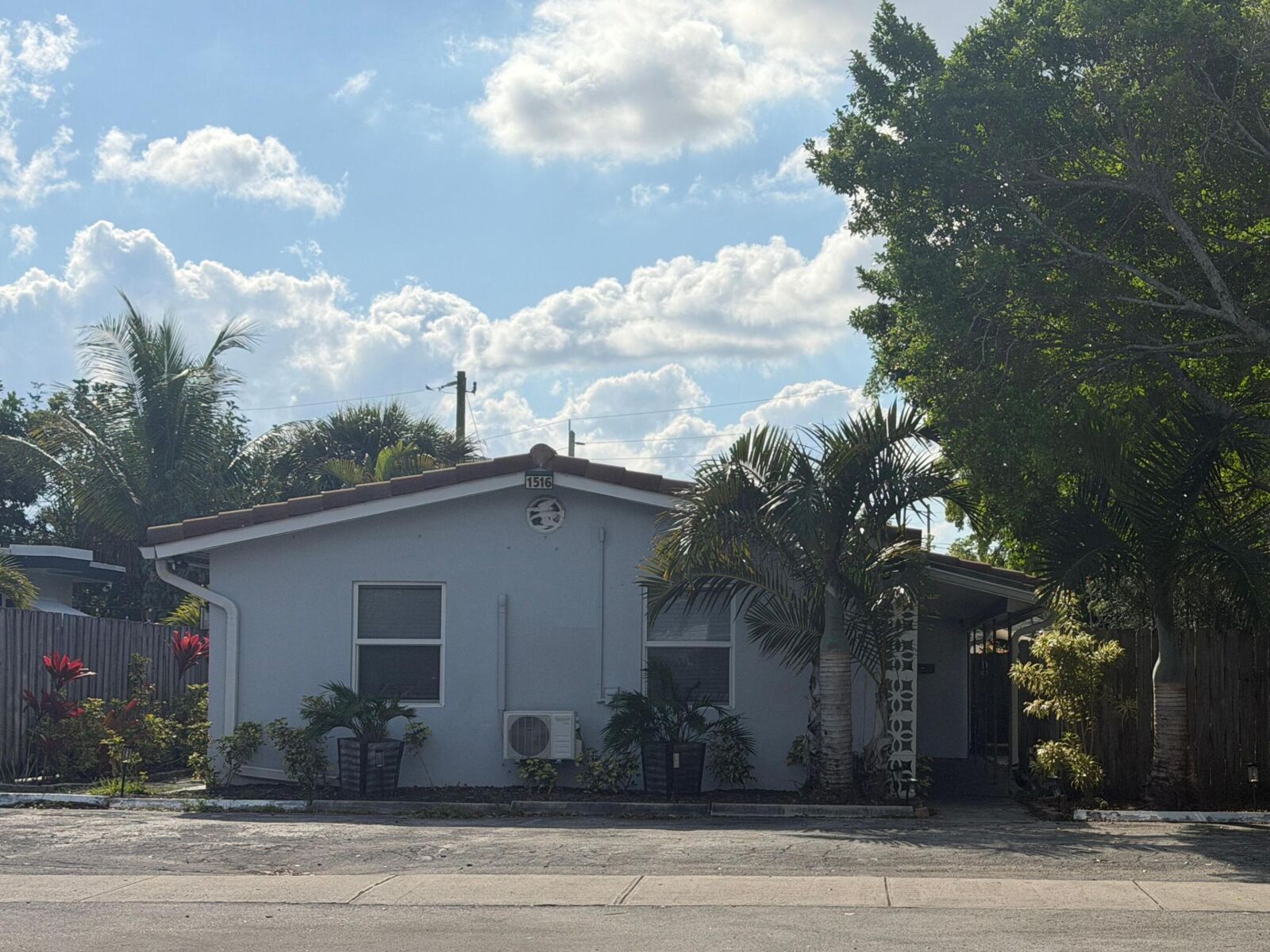 Property Photo: 1516 N Dixie Highway 1-2 FL 33304
