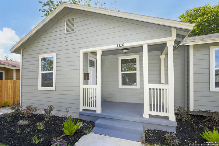 Property Photo: 1326 W Lynwood TX 78201