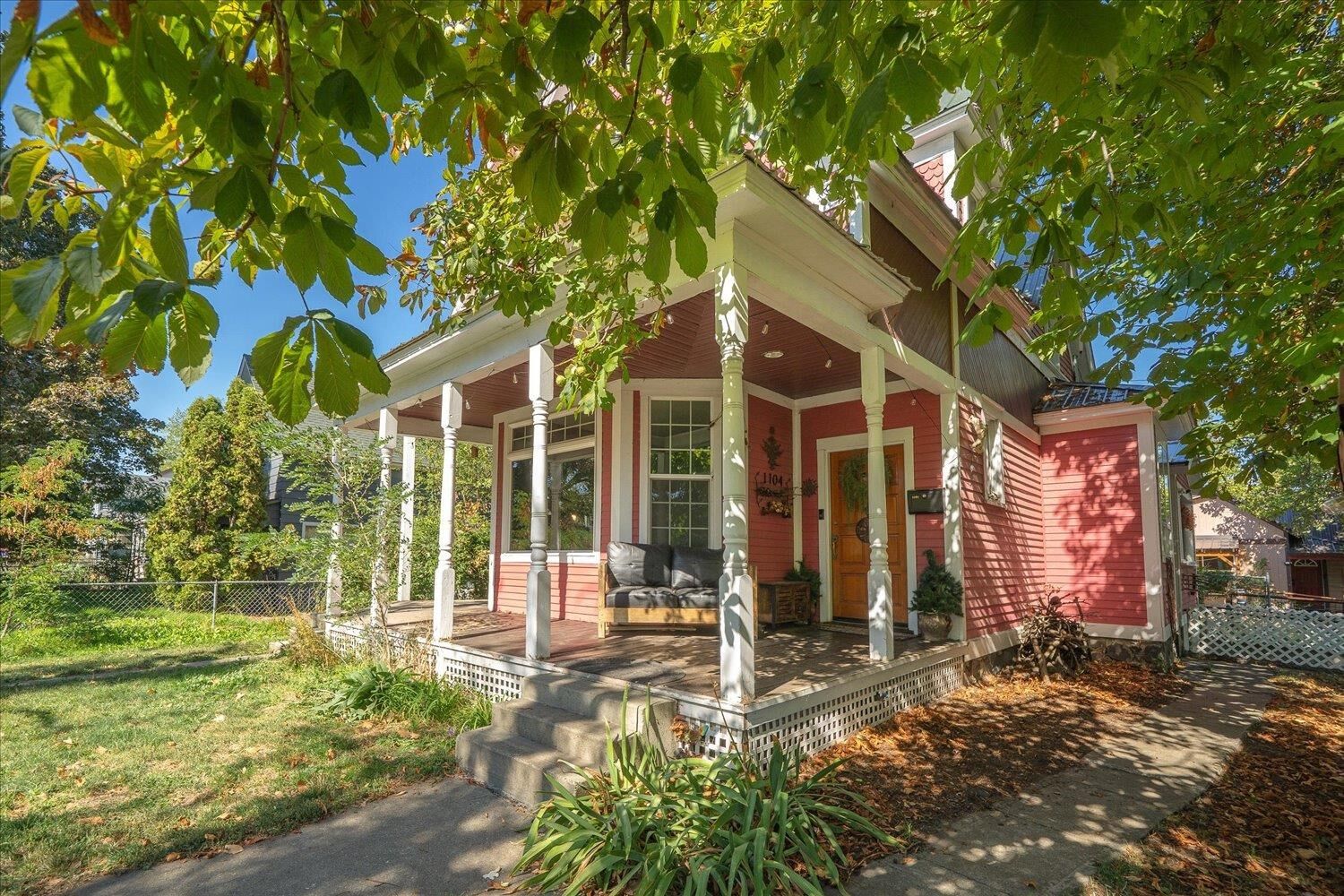 Property Photo: 1104 W Maxwell Ave WA 99201