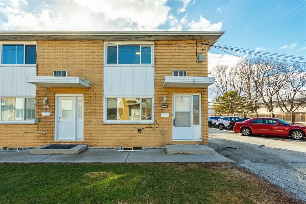 Property Photo: 816 Wellington Street 20 ON N7T 1J5